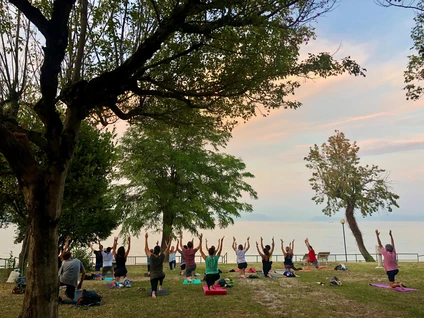 Lezione di Yoga in gruppo in esterna con vista sul Lago di Garda 2